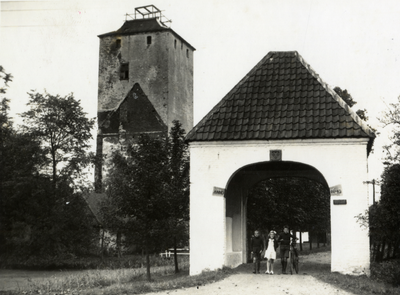 94675 Gezicht op de voorgevel van het poortgebouw van de woontoren Den Ham (Hamlaan 3) te Vleuten uit het noorden; met ...